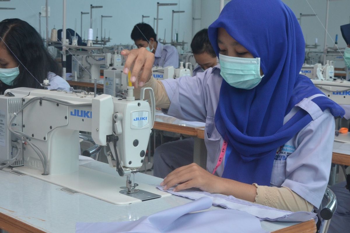 Para pekerja produksi alat pelindung diri (APD) sedang dipacu untuk memenuhi kebutuhan tenaga medis yang kini terdesak seiring meningkatnya pasien virus corona di Indonesia, Jakarta, Selasa (31/3/2020).