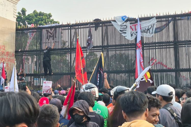 Situasi Terkini Demo di Gedung DPR, Massa Masih Padati Depan Gerbang
