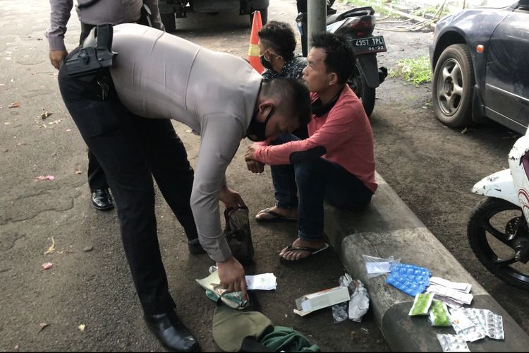 Polisi menangkap dua orang pria di perempatan Jalan Melawai Raya tepatnya di dekat Mal Pasaraya Blok M, Kebayoran Baru, Jakarta Selatan pada Kamis (26/8/2021) sekitar pukul 16.50 WIB.