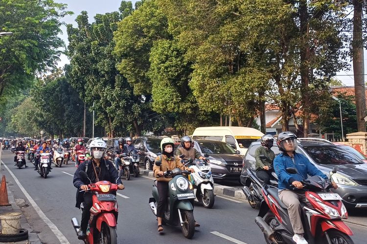 Sejumlah pengemudi motor nekat Lawan arah di Jalan Raya Cilandak KKO, Jakarta Selatan, Selasa (19/9/2023).