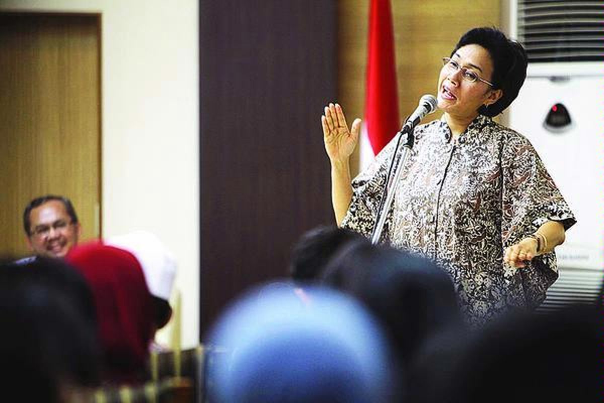 Menteri Keuangan Sri Mulyani Indrawati saat beramah-tamah dengan wartawan di rumah dinas menteri di kawasan Widya Candra, Jakarta, Kamis (13/5). Acara ini digelar untuk menjalin silaturahim sekaligus perpisahan menjelang keberangkatan Sri Mulyani ke Washington DC untuk menjalankan tugas baru sebagai Direktur Pelaksana Bank Dunia.