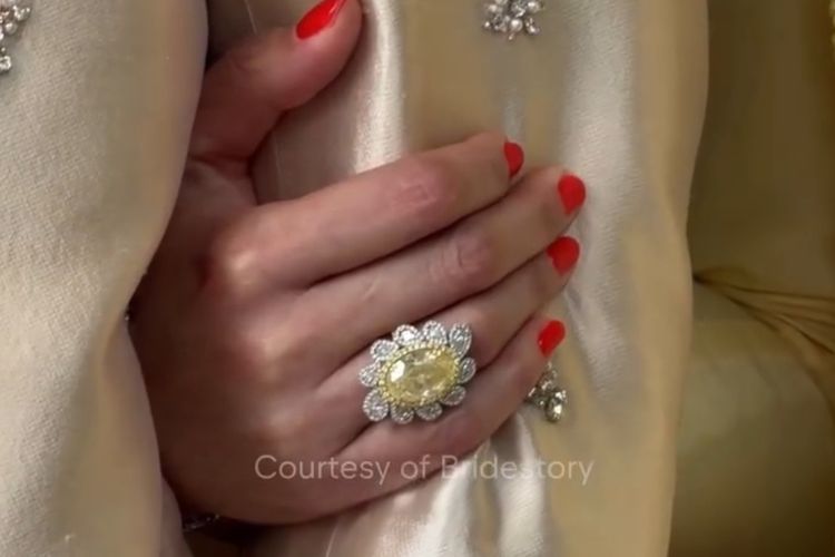 Maia Estianty tampil anggun di lamaran El Rumi?Syifa Hadju. Dari kebaya butter yellow hingga cincin statement, ini 9 detail gayanya.
