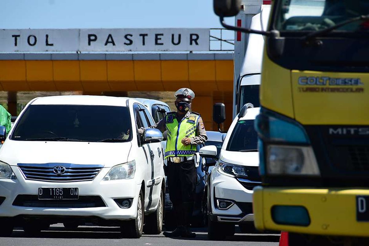 Penumpukan kendaraan terjadi saat petugas melakukan penyekatan di depan Gerbang Tol Pasteur, Kota Bandung, Jawa Barat, Selasa (6/7/2021). Selama PPKM Darurat, Kota Bandung tertutup bagi warga dari luar wilayahnya, hal tersebut dilakukan untuk menekan mobilitas masyarakat dan mengurangi penyebaran Covid-19.