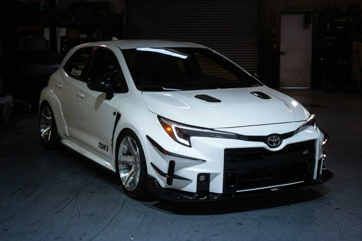 Toyota GR Corolla dengan bodykit Tom's Racing