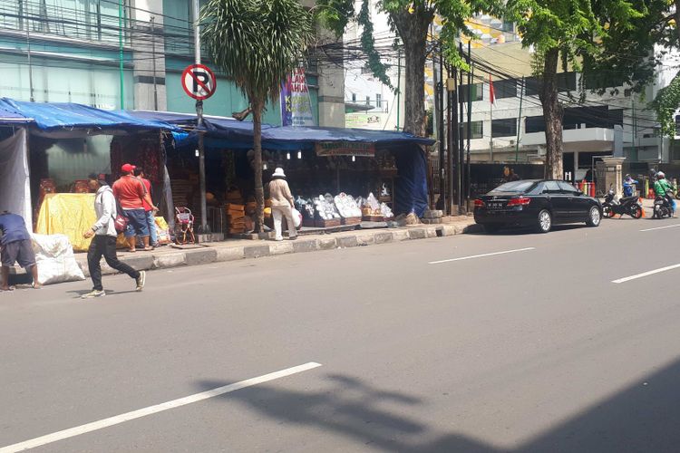 Puluhan pedagang parsel musiman membuka lapak di trotoar di Jalan Pegangsaan Timur tepatnya depan Stasiun Cikini, Jakarta Pusat. Foto diambil Kamis (13/12/2018).