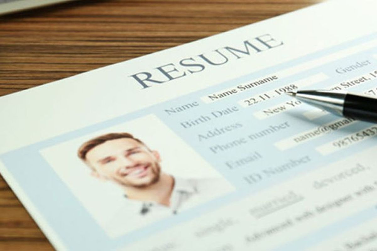 Resume adalah dokumen yang berisi ringkasan pengalaman, keahlian, pendidikan, dan pencapaian seseorang