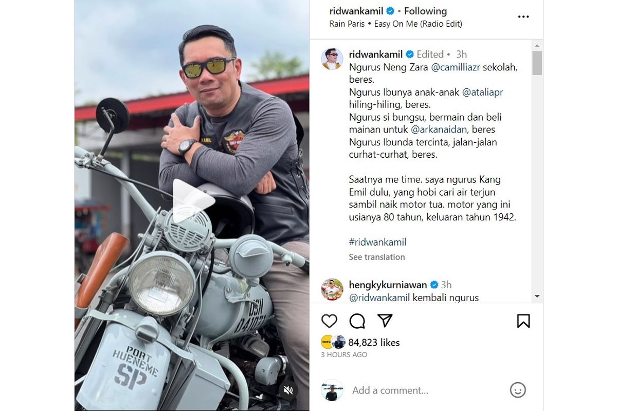 Ridwan Kamil tampak menunggangi Harley-Davidson WLA