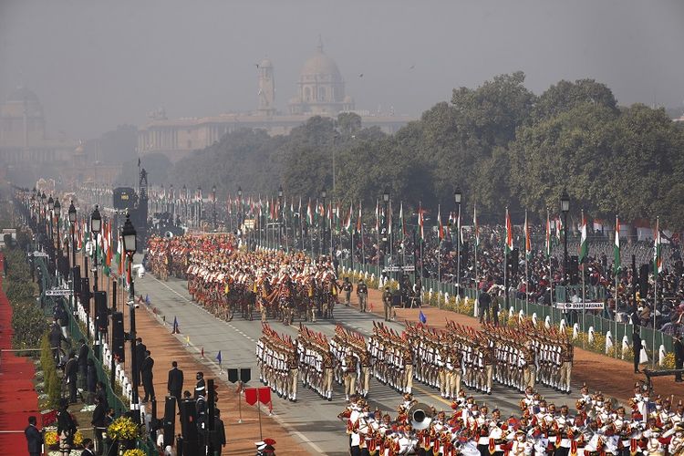 Tentara pasukan paramiliter India berbaris melalui jalan raya Rajpath selama perayaan Hari Republik India di New Delhi, India, Selasa, 26 Januari 2021. Hari Republik menandai peringatan adopsi konstitusi negara itu pada 26 Januari 1950.