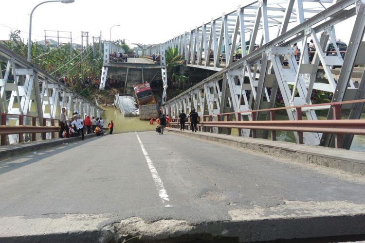 Evakuasi korban jembatan nasional yang menghubungkan Kabupaten Lamongan-Tuban, Jawa Timur, atau tepatnya Jembatan Babat-Widang yang ambruk masih terus dilakukan, Selasa (17/4/2018) siang.
