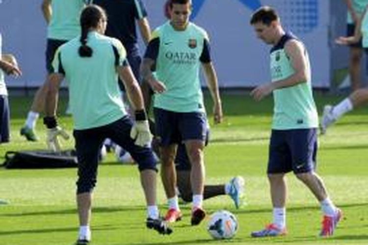 Latihan Barcelona pada musim panas lalu yang dihadiri beberapa pemain, di antaranya (dari kiri ke kanan): Jose Pinto, Cristian Tello, dan Lione Messi.