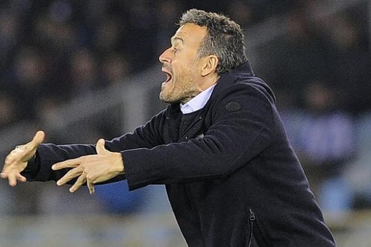 Pelatih FC Barcelona, Luis Enrique, memberikan instruksi kepada para pemainnya dalam laga La Liga kontra Real Sociedad, Minggu (27/11/2016) waktu setempat.