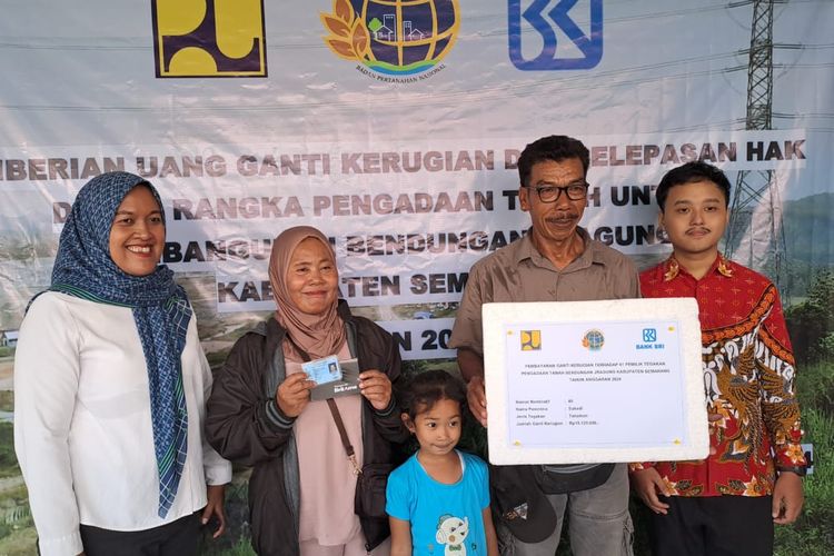 Warga Dusun Kedungglatik Desa Candirejo Kecamatan Pringapus Kabupaten Semarang yang terdampak pembangunan Bendungan Jragung menerima uang ganti rugi tegakan di lahan miliknya.