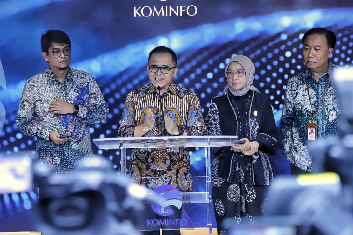 Menteri Pendayagunaan Aparatur Negara dan Reformasi Birokrasi (Menpan-RB) Abdullah Azwar Anas (tengah) menyampaikan bahwa untuk seleksi CPNS di sekolah kedinasan akan dimulai pada Mei 2024.
