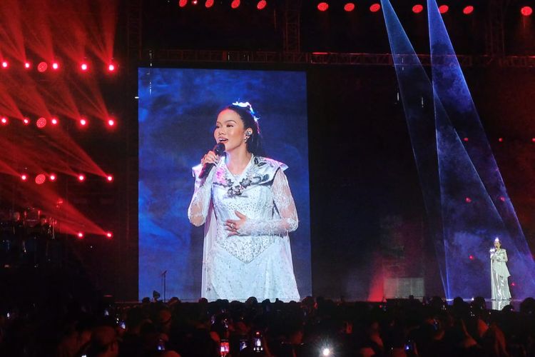 Di Tengah Konser, Yura Yunita Disoraki Chant Man United Jadi Yura Yunited