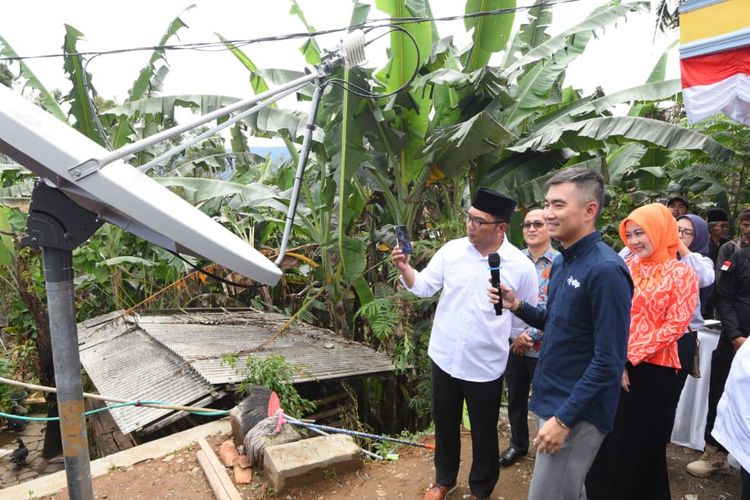 Gubernur Jawa Barat Ridwan Kamil saat mengunjungi salah satu desa di Jawa Barat yang termasuk dalam program Desa Digital. 