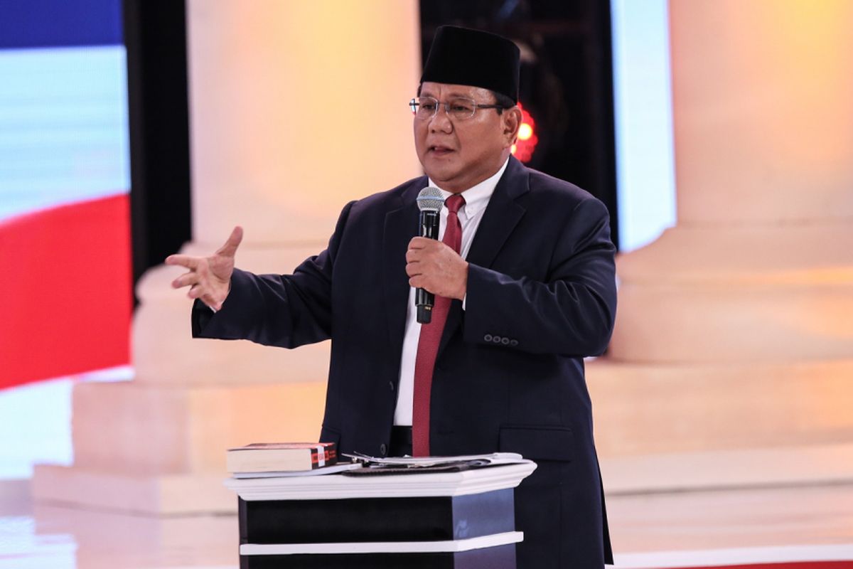 Calon Presiden Nomor Urut 2, Prabowo Subianto menyampaikan gagasannya saat Debat Kedua Calon Presiden, Pemilihan Umum 2019 di Hotel Sultan, Jakarta, Minggu (17/2/2019).