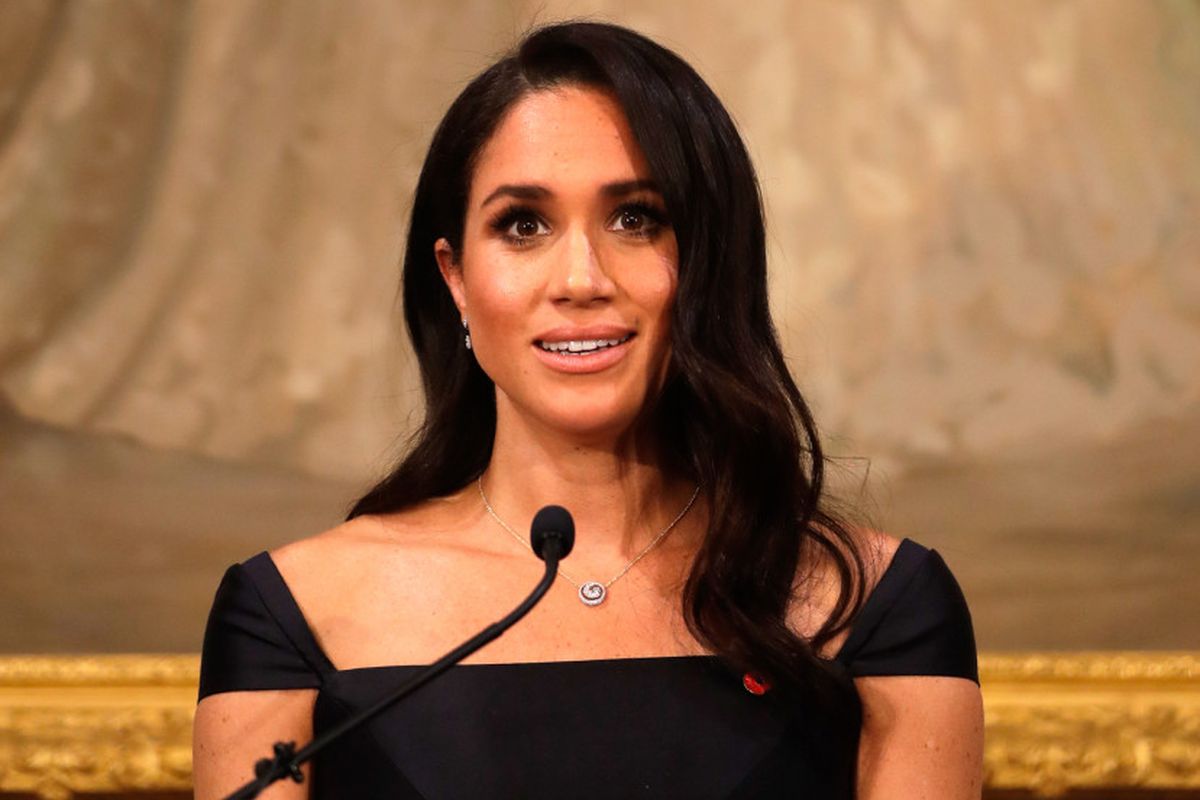 Meghan Markle saat mengenakan kalung liontin dari Jessica McCormack