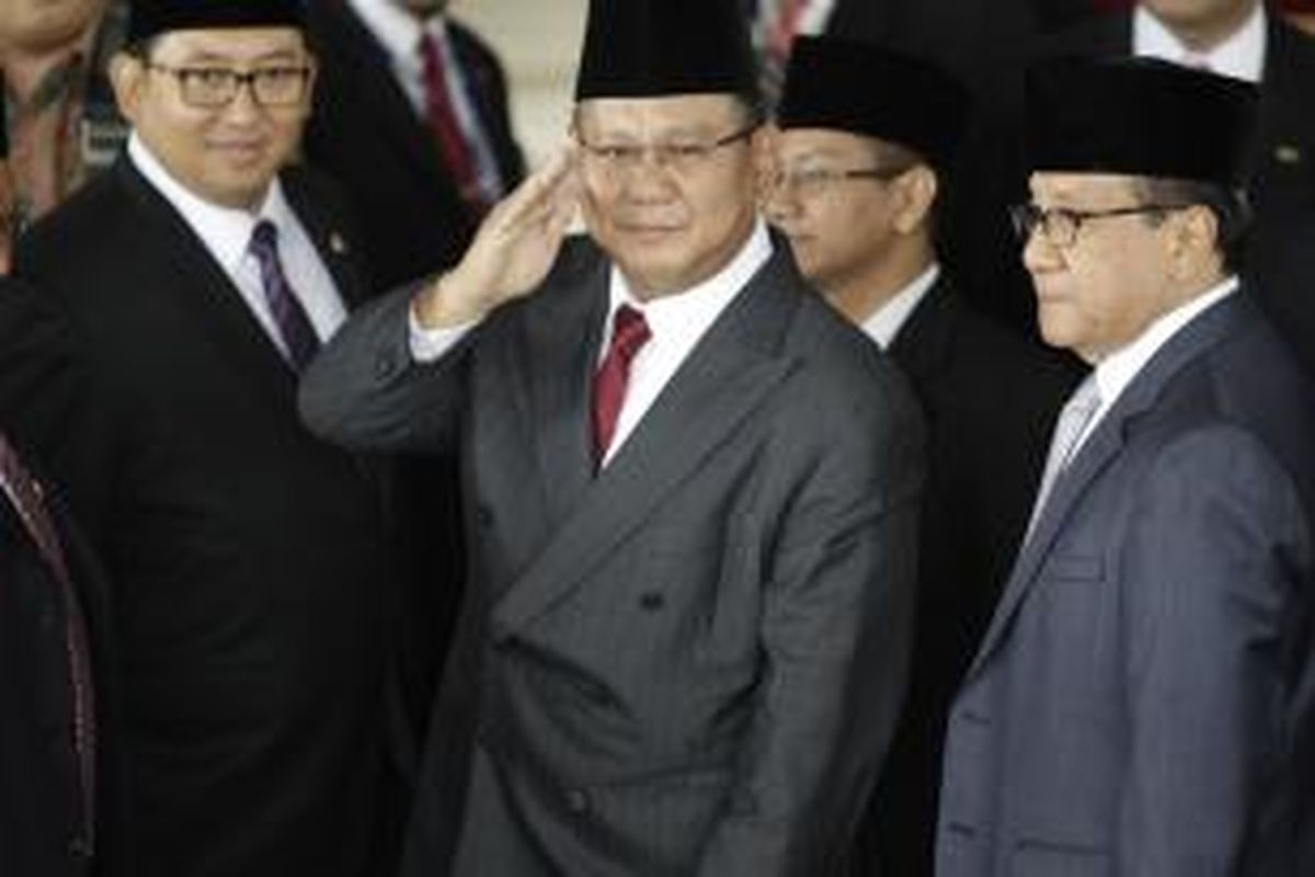 Mantan calon presiden nomor urut satu Prabowo Subianto  berfoto sebelum memasuki  Ruang 20/10/2014). Hari ini Presiden dan Wakil Presiden terpilih, Joko Widodo-Jusuf Kalla, dilantik menjadi Presiden dan Wakil Presiden untuk periode 2014-2019.