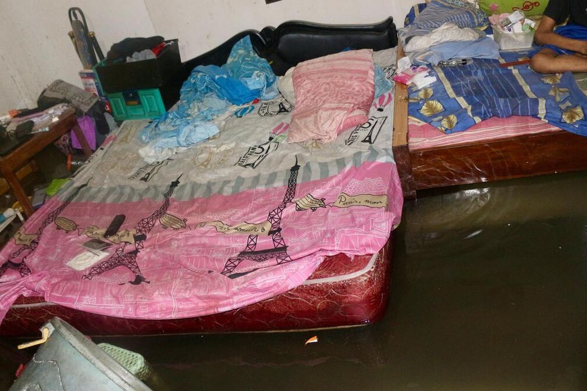 Sejumlah rumah di Komplek Griya Bandung Indah (GBI) Desa Buahbatu, Kecamatan Bojongsoang, Kabupaten Bandung, Jawa Barat kembali direndam banjir luapan sungai Cipeso, Selasa (4/3/2025)