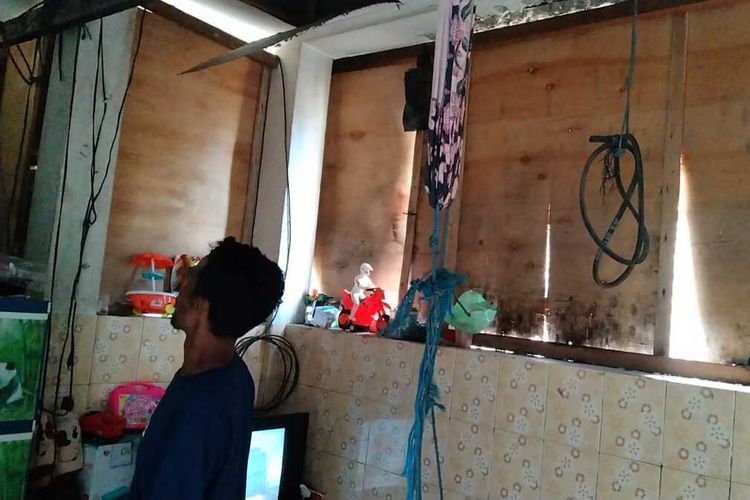 Udin, warga Desa Kancinaa, Kecamatan Pasarwajo, Kabupaten Buton, Sulawesi Tenggara, sudah lima tahun tinggal di water closed atau toilet umum bersama anak dan istrinya. Udin memperlihatkan bagian dalam tempat tinggalnya, Kamis (6/6/2024)