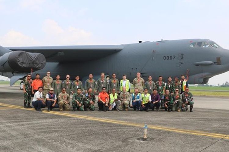 Pesawat pengebom B-52 Amerika Serikat mendarat di Indonesia pada 19 Juni untuk menjalankan latihan bersama pesawat F-16 TNI AU.