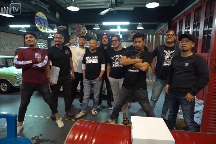 Para artis yang menjadi anggota klub motor The Prediksi (dari kiri) Desta, Ferry Maryadi, Omesh, Ronal Surapradja, Stevie Item, Andre Taulany, Tora Sudiro, Surya Insomnia, Soleh Solihun, dan Wendi Cagur.