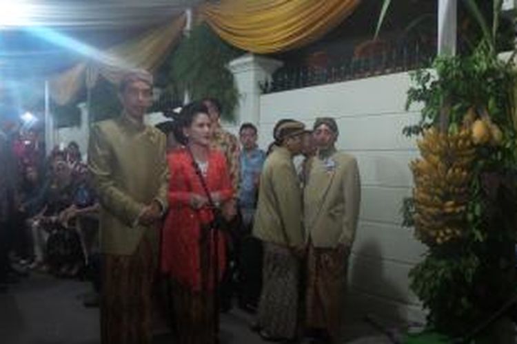 Presiden Joko Widodo dan Ibu Negara Iriana saat melepaskan Gibran Rakabuming Raka dan perwakilan keluarga melakukan tradisi peningset dan seserahan ke rumah Selvi Ananda, Rabu (10/6/2015).