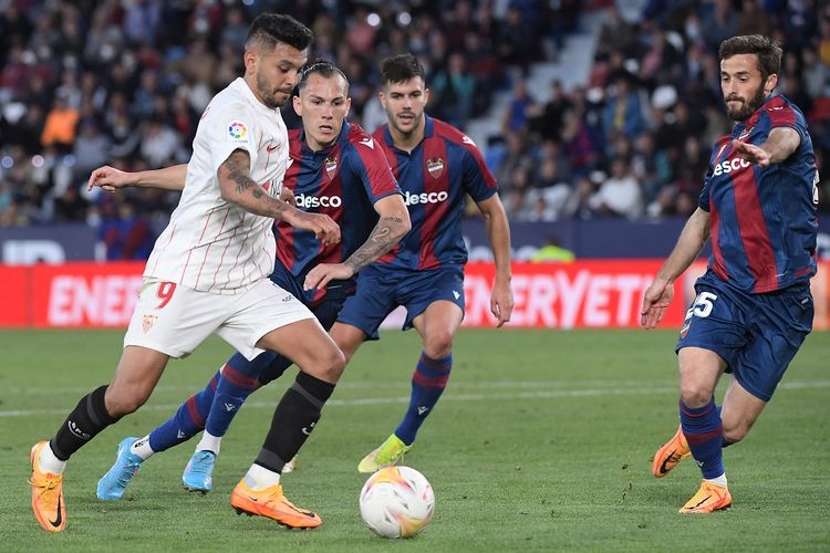 Penyerang Sevilla Jesus Manuel Corona beraksi dalam laga lanjutan Liga Spanyol musim 2021-2022 kontra tuan rumah Levante di Stadion Ciudad de Valencia pada Jumat (22/4/2022) dini hari WIB.