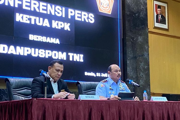 Danpuspom TNI Marsdya R Agung Handoko (kanan) dan Ketua KPK Firli Bahuri (kiri) saat konferensi pers di Mabes TNI, Cilangkap, Jakarta Timur, Senin (31/7/2023) malam.