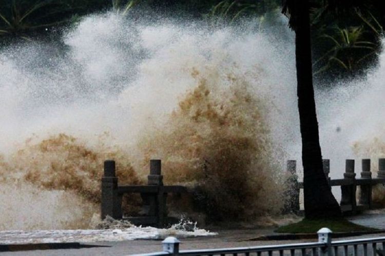 Topan Hato menyebabkan ombak laut meninggi di Zhuha, Provinsi Guangdong, Cina.

