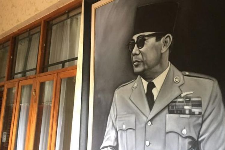 Berbeda dengan kantor-kantor pada umumnya, bangunan ini menyuguhkan banyak lukisan, mulai pemimpin Indonesia sampai pemimpin dunia. Lukisan Soekarno, Bung Hatta, Soeharto, BJ Habibie, Gus Dur, Jenderal Soedirman, hingga M. Jusuf terpampang di sini.