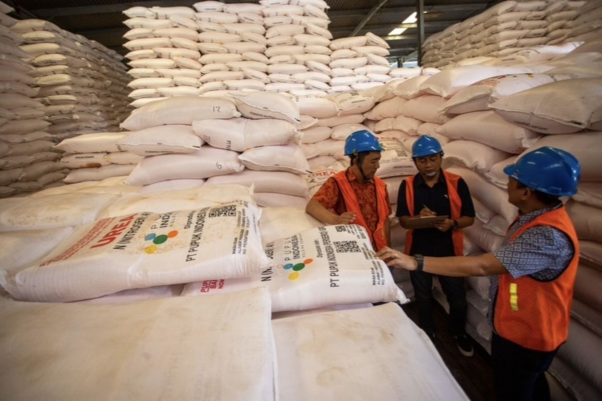 PT Pupuk Indonesia saat mengecek Gudang Lini III Jaribarang 1 Indramayu, Jawa Barat, Kamis (16/10/2025).