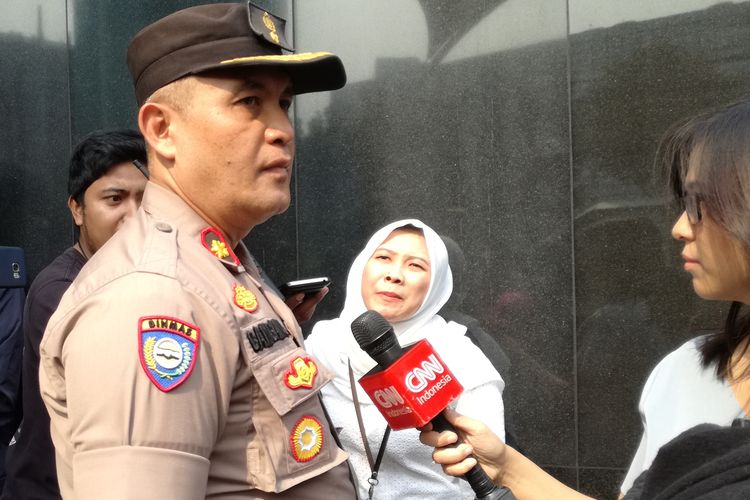 Seorang polisi dari Polsek Metro Setiabudi bernama Bambang H sempat meminta jajaran Komisi Pemberantasan Korupsi (KPK) mencopot kain hitam yang menutupi salah satu logo KPK.
