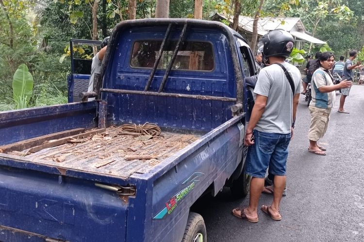 Polisi hentikan mobil yang diduga sarana aksi pencurian kayu di Kalurahan Pendoworejo, Kapanewon Girimulyo, Kabupaten Kulon Progo, Daerah Istimewa Yogyakarta.