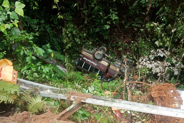 Kondisi bus di Tapanuli Utara yang masuk jurang sedalam 30 meter, Minggu (7/1/2024). Dalam insiden ini, dua orang tewas dan 11 lainnya terluka.
