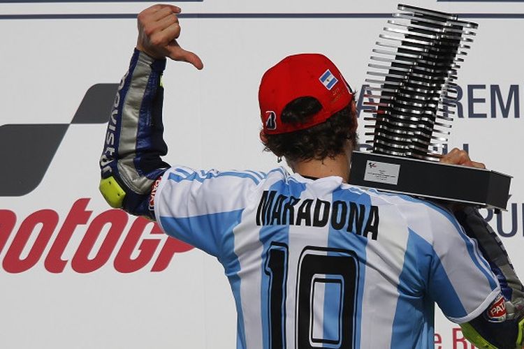 Valentino Rossi mengenakan Jersey Maradona usai menang GP Argentina tahun 2015.
