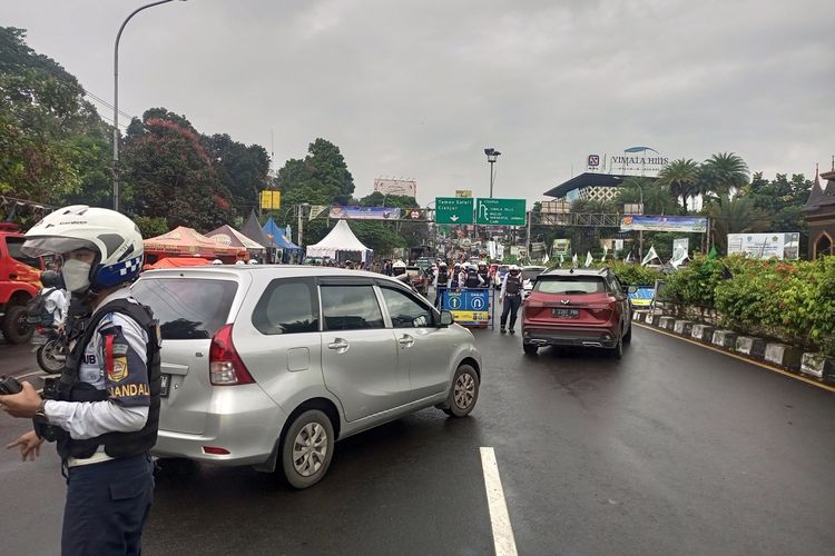Sejumlah petugas kepolisian melakukan rekayasa lalu lintas di jalur Puncak Bogor, Jawa Barat, Jumat (30/12/2022).