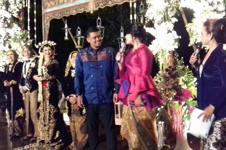 Kahiyang Ayu dan Bobby menghadiri pernikahan penyanyi Vicky Shu dan Ade Imam di Candi Borobudur, Magelang,  Sabtu (23/9/2017) malam. 