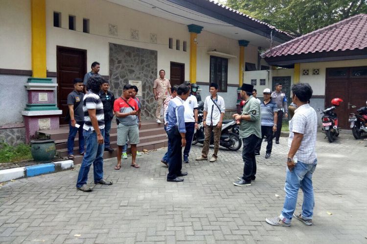 Suasana di depan kantor ULP Pemkab Bangkalan setelah terdengar suara tembakan