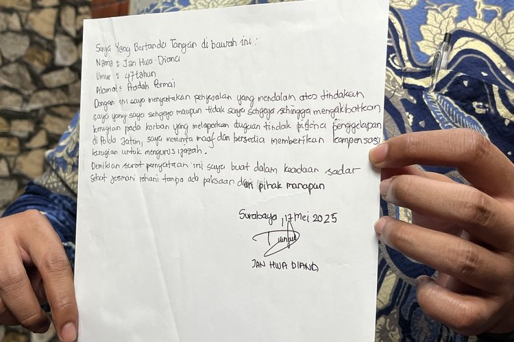 Kuasa hukum Jan Hwa Diana, Elok Dwi Katja, saat ditemui di Rumah Aspirasi Wakil Walikota Surabaya, Armuji pada Selasa (27/5/2025). Ia menunjukkan surat permintaan maaf Diana. 