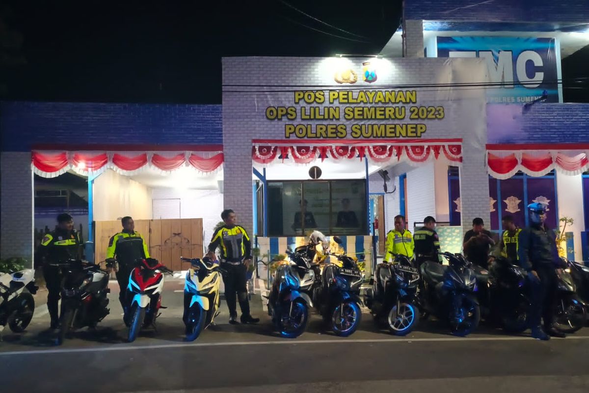 Polisi saat mengamankan motor yang digunakan untuk balap liar di Suimenep, Minggu (10/12/2023). 