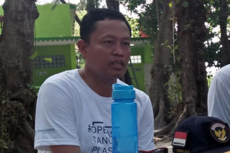 Kepala Dinas Lingkungan Hidup Isnawa Adji saat melakukan kunjungan ke Pulau Pramuka, Jumat (10/8/2018)