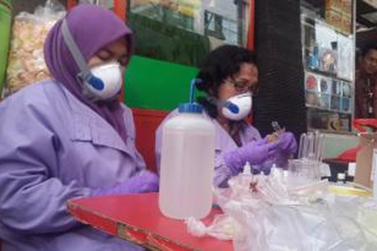 Pegawai Balai Besar Pengawasan Obat dan Makanan (BBPOM) DKI Jakarta sedang melakukan uji bahan makanan di pedagang kali lima (PKL) Kampung Lima, Jalan Sabang, Jakarta Pusat, Jumat (22/5/2015).