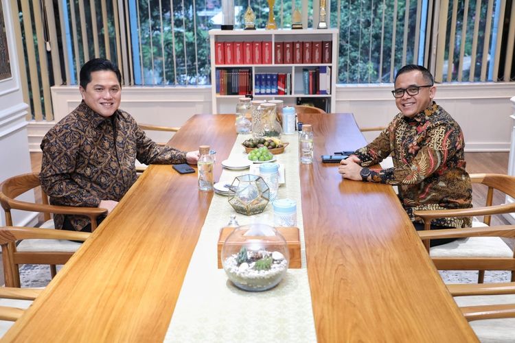 Menpan-RB Abdullah Azwar Anas melakukan pertemuan dengan Menteri BUMN Erick Thohir di Kantor Kementerian Pendayagunaan Aparatur Negara dan Reformasi Birokrasi (Kemenpan-RB), Rabu (14/8/2024).