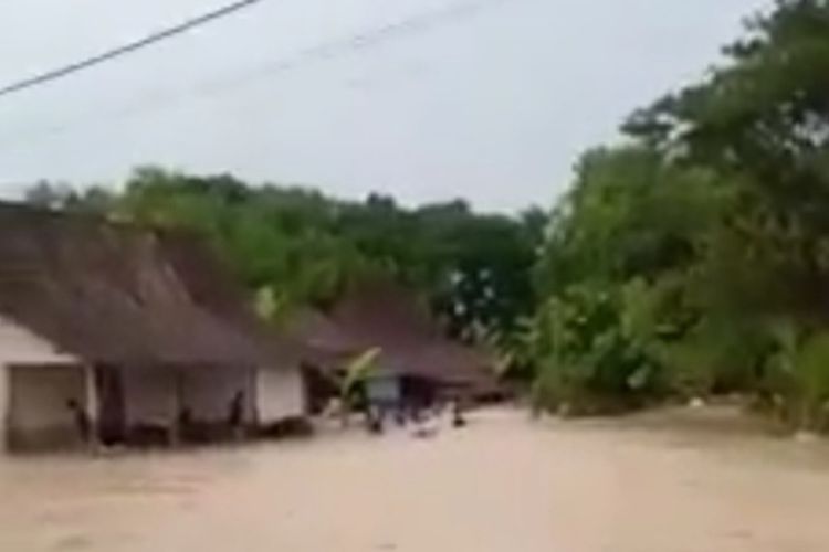 Banjir bandang terjang ratusan rumah warga di Desa Bobol, Kecamatan Sekar, Kabupaten Bojonegoro, Jawa Timur, akibat tanggul sunga jebol tidak mampu menampung debit air hujan. Jumat (4/11/2022).