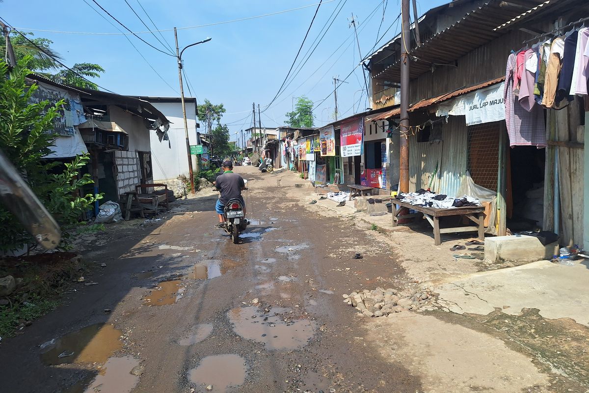 Jalan di Rorotan, Cilincing, Jakarta Utara, rusak parah dan penuh lubang.
