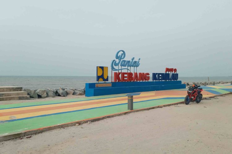 Pantai Kebang Kemilau sekitar lima kilometer sebelum pusat Koba, Bangka Tengah, Jumat (28/7/2023).
