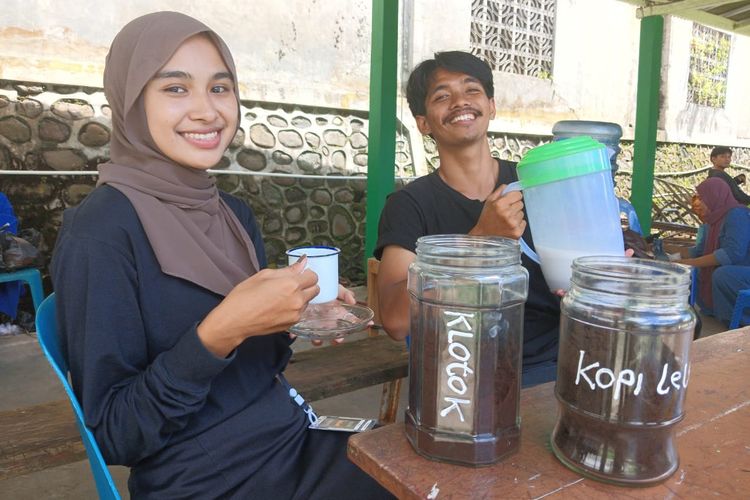 Abdullah Ikhsan (23), warga Kecamatan Kemiri, Purworejo. Di tengah kesibukannya menjalani kuliah, Abdullah mencoba memperkenalkan kopi santan pertama di Purworejo.