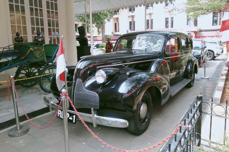 Mobil Rep 1, mobil kepresidenan pertama Soekarno. Mobil ini kini menjadi salah satu koleksi di Museum Joang 45, Jalan Menteng Raya, Jakarta Pusat.