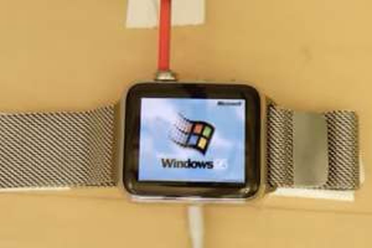 Pengembang apliasi Nick Lee mengoprek Apple Watch dan mengganti sistem operasinya dengan Windows 95